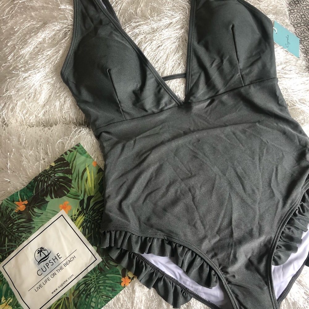 Cupshe Gorgeous Silver Shimmer One Piece - SZ: M